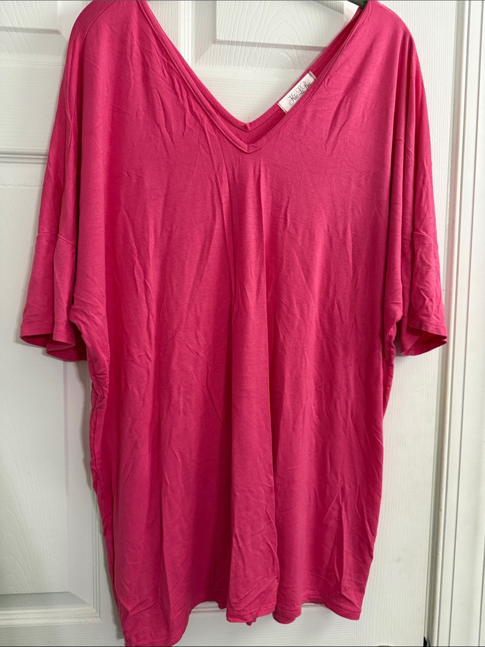 Men's V-Neck Short Sleeve Tee in Fuchsia